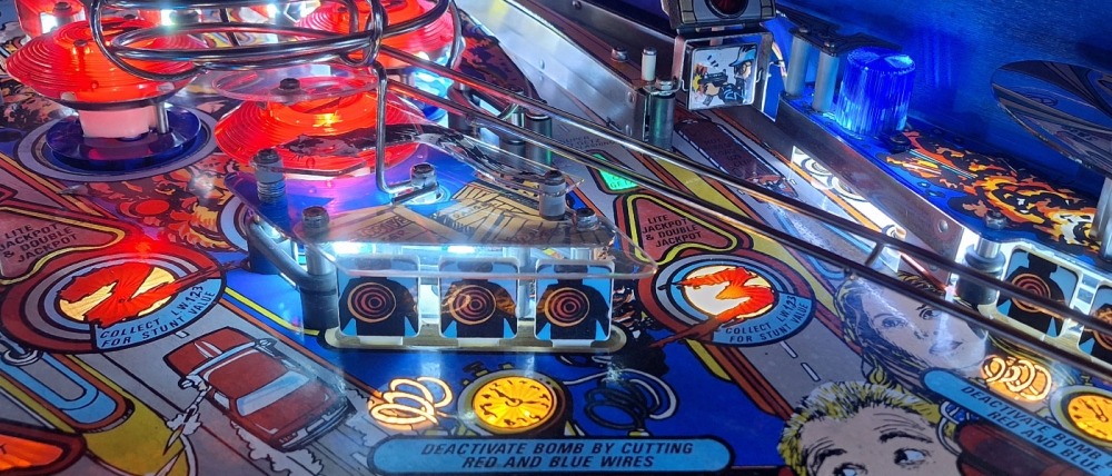 Playfield del pinball Lethal Weapon 3 de FlipperEventos, iluminado en neón